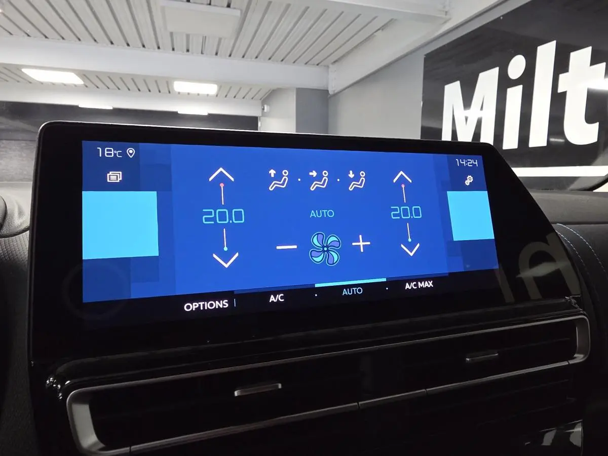 Écran tactile central affichant la climatisation automatique à 20°C dans un Citroën C5 Aircross gris hybride 2024.