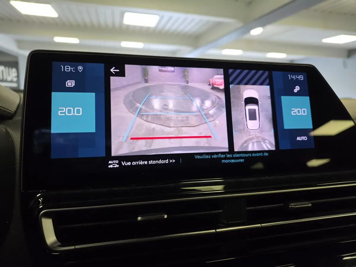 Écran tactile intérieur du Citroën C5 Aircross Hybrid montrant la caméra de recul avec vision 360° et affichage température.