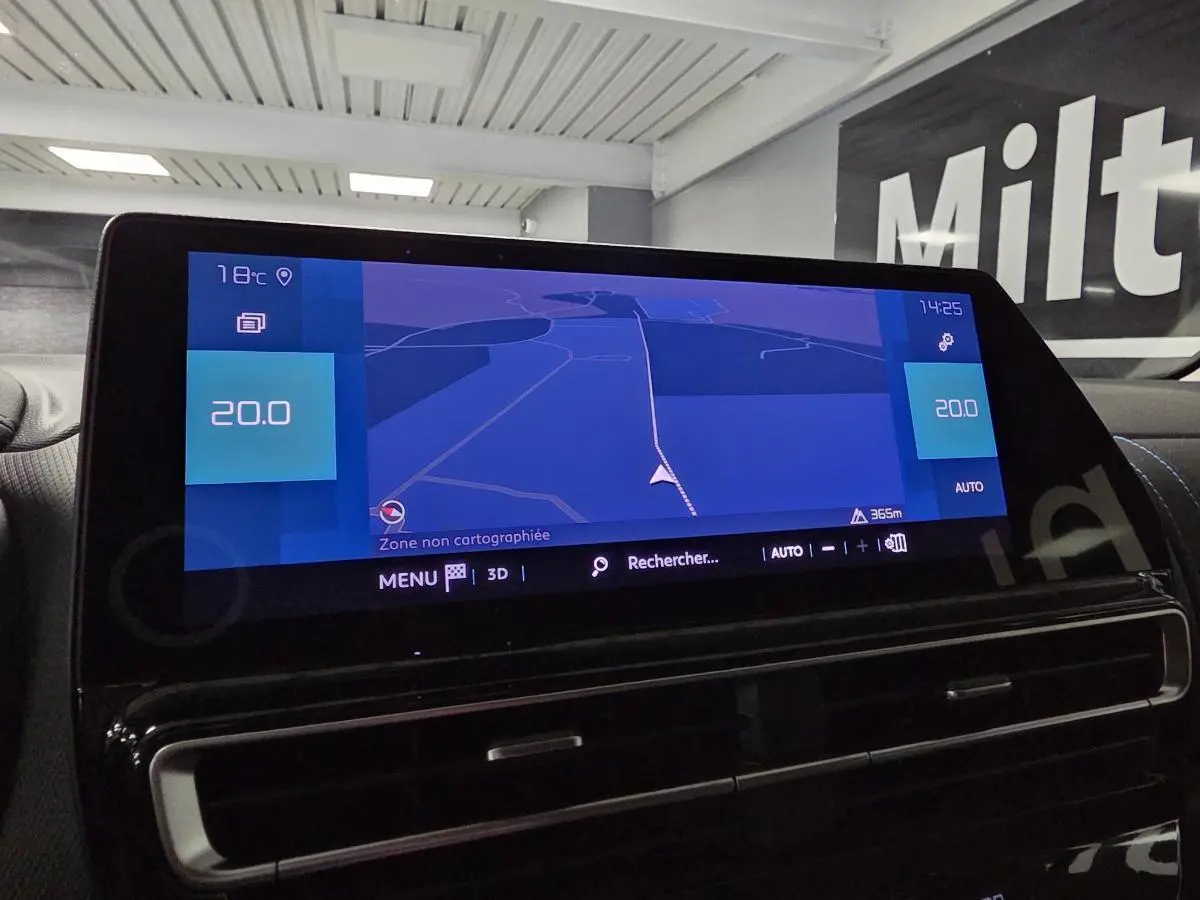 Écran tactile central affichant la navigation et la climatisation sur le tableau de bord du Citroën C5 Aircross Hybrid gris.