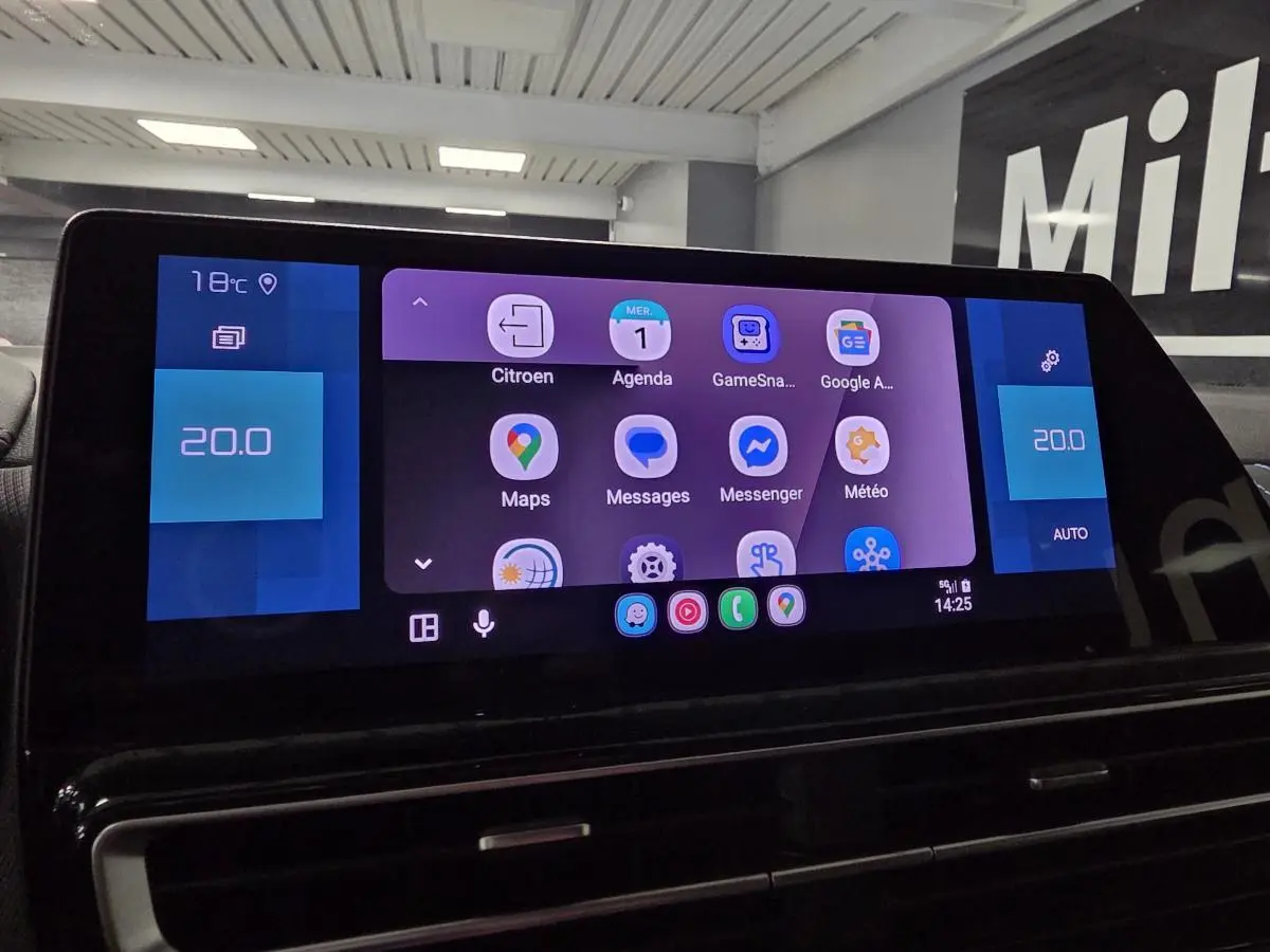 Écran tactile central du Citroën C5 Aircross Hybrid 2024 affichant la climatisation à 20°C en intérieur noir.