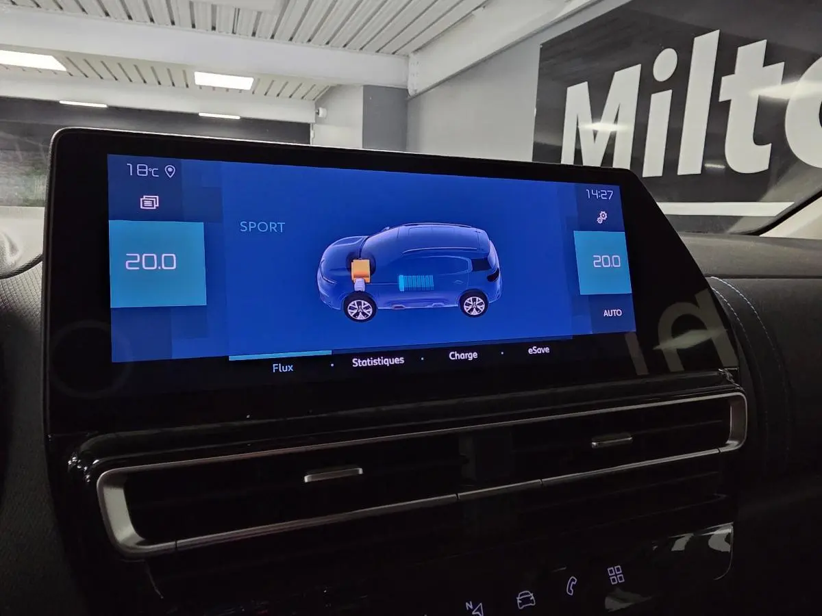 Écran tactile du tableau de bord du Citroën C5 Aircross Hybrid 2024 affichant l'état de charge en mode Sport.