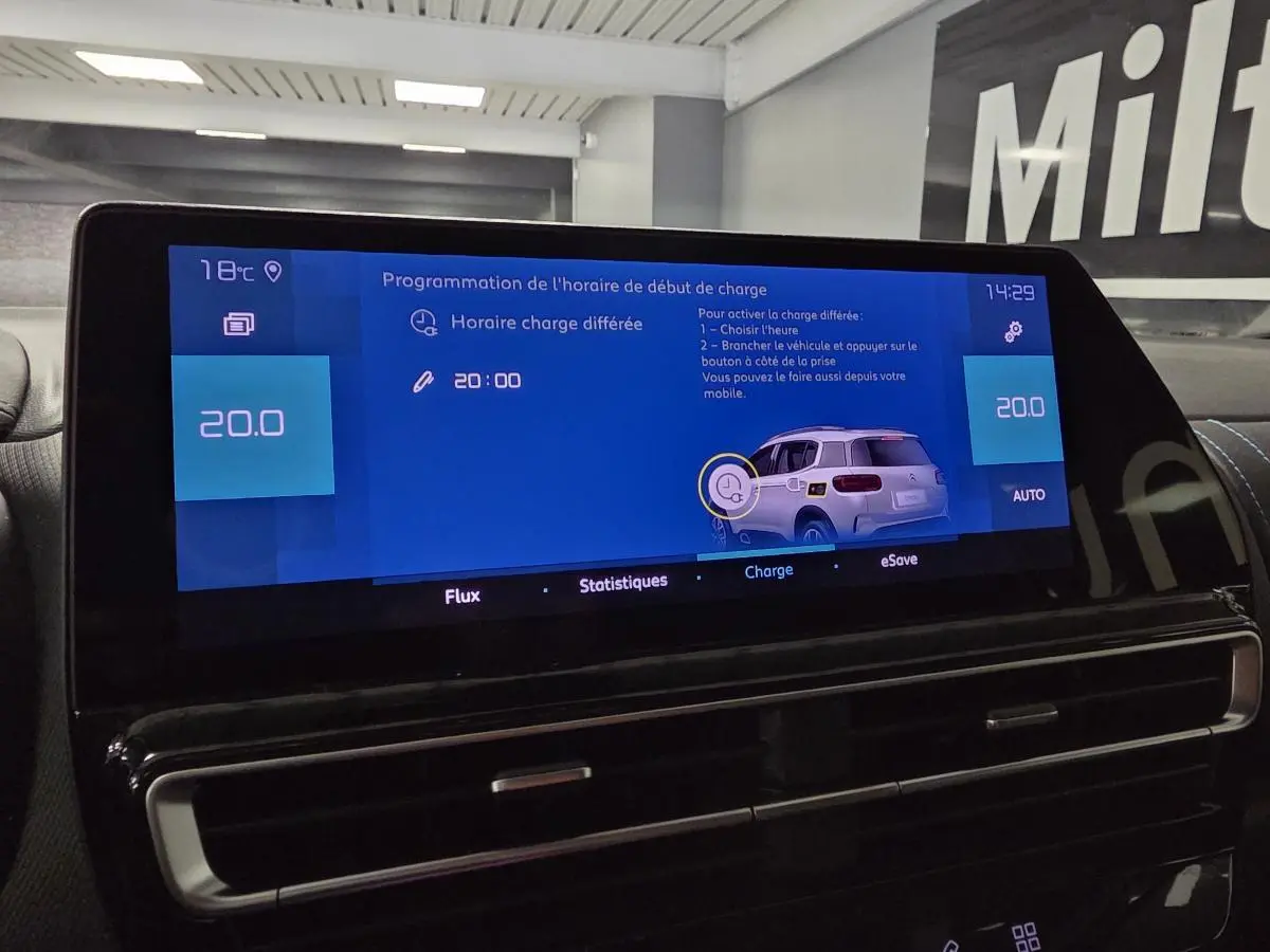 Écran tactile intérieur du Citroën C5 Aircross Hybrid 2024 affichant la programmation de charge différée en bleu.