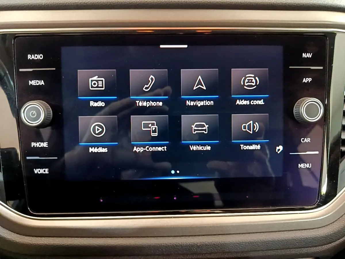 Écran tactile central du Volkswagen T-Roc 1.0 TSI 110 Lounge affichant les options radio, téléphone et navigation.