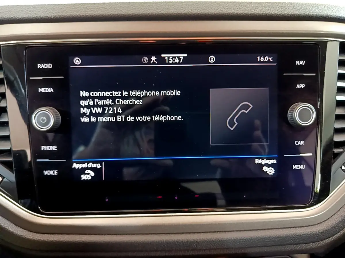 Écran tactile central du tableau de bord du Volkswagen T-Roc gris foncé, affichant la connexion Bluetooth.