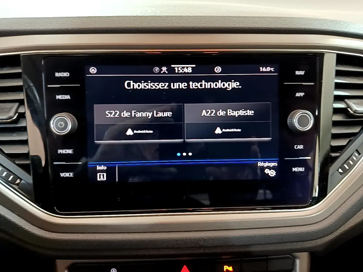 Écran tactile central du tableau de bord du Volkswagen T-Roc 1.0 TSI 110 Lounge, affichant un menu de connexion Android Auto.