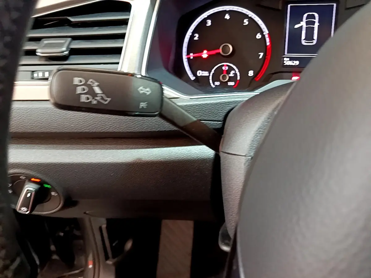 Gros plan sur le tableau de bord du Volkswagen T-Roc 1.0 TSI 110 Lounge, avec compte-tours et commandes au volant.