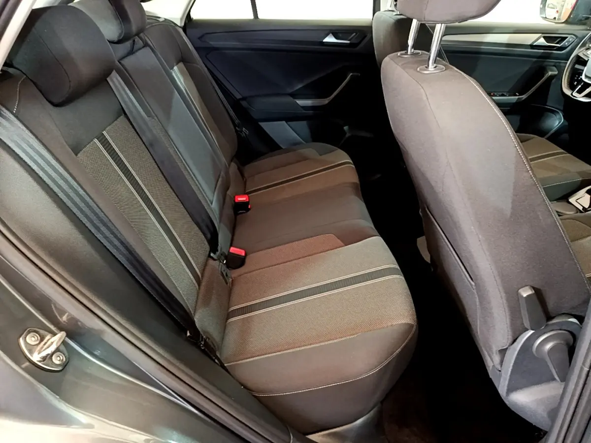 Vue intérieure côté gauche montrant la banquette arrière grise et les sièges avant du Volkswagen T-Roc 1.0 TSI 110 Lounge 2021.