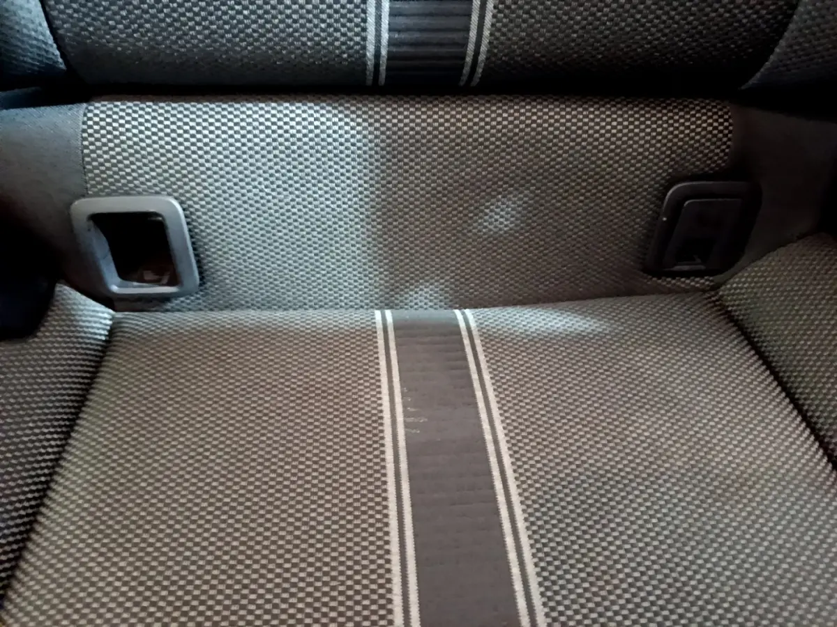 Gros plan sur la banquette arrière gris foncé à motifs du Volkswagen T-Roc 1.0 TSI 110 Lounge de 2021.