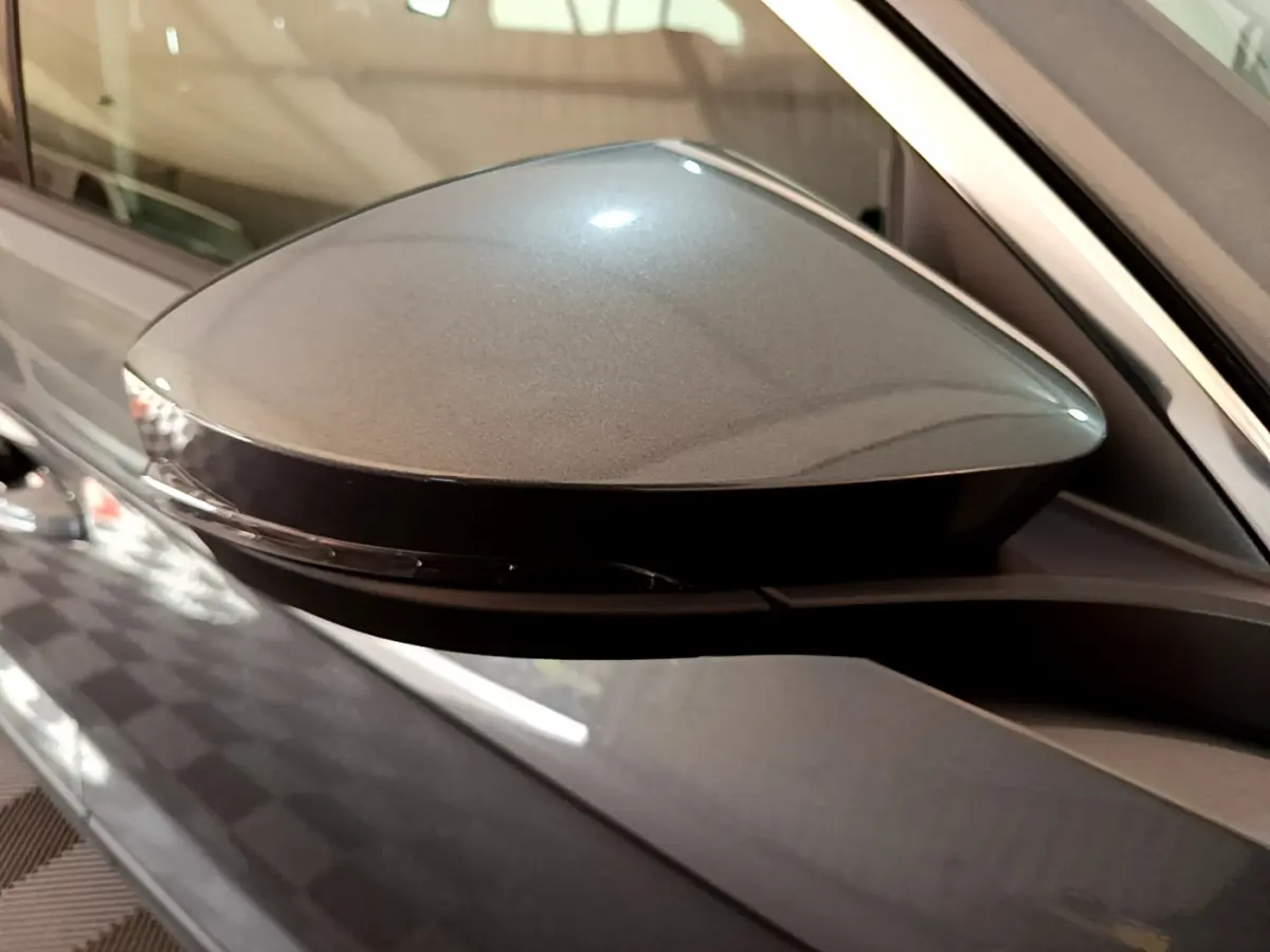 Rétroviseur côté gauche gris foncé du Volkswagen T-Roc 1.0 TSI 110 Lounge avec clignotant intégré.