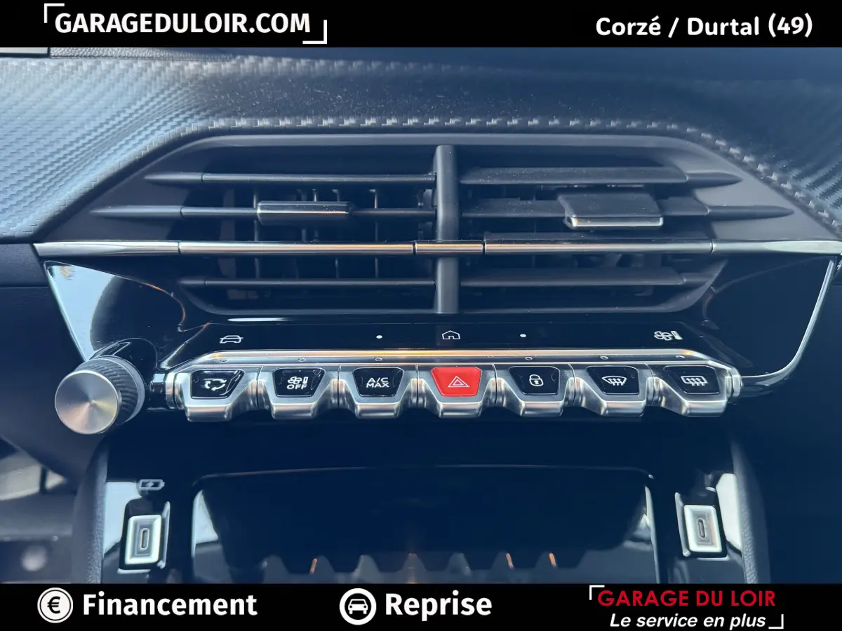 Vue rapprochée du tableau de bord noir de la Peugeot 208 Hybrid 110, montrant les boutons de commande et les aérateurs.
