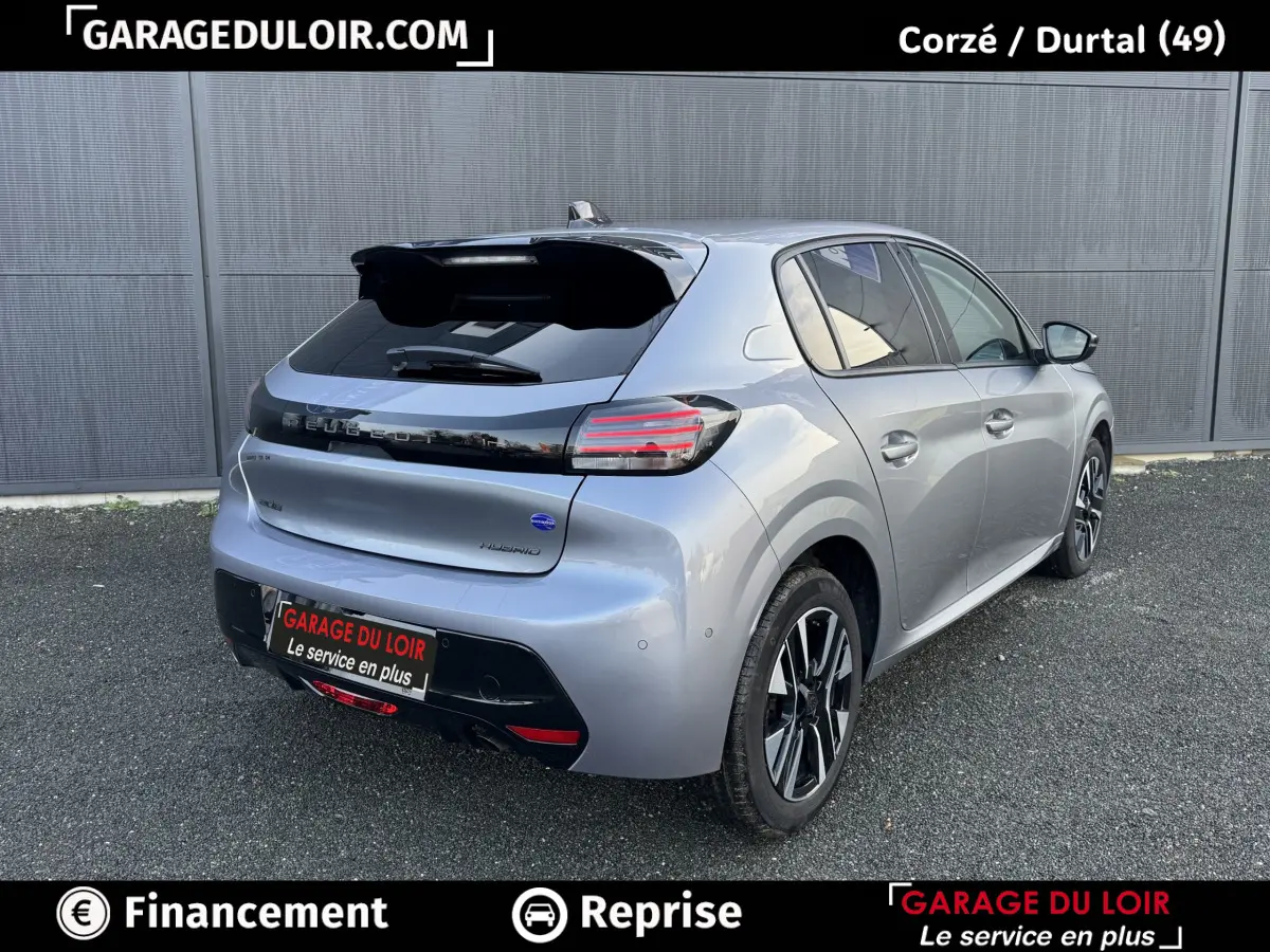 Vue 3/4 arrière droite d'une Peugeot 208 Hybrid 110 gris clair avec feux arrière LED et jantes alliage noires.