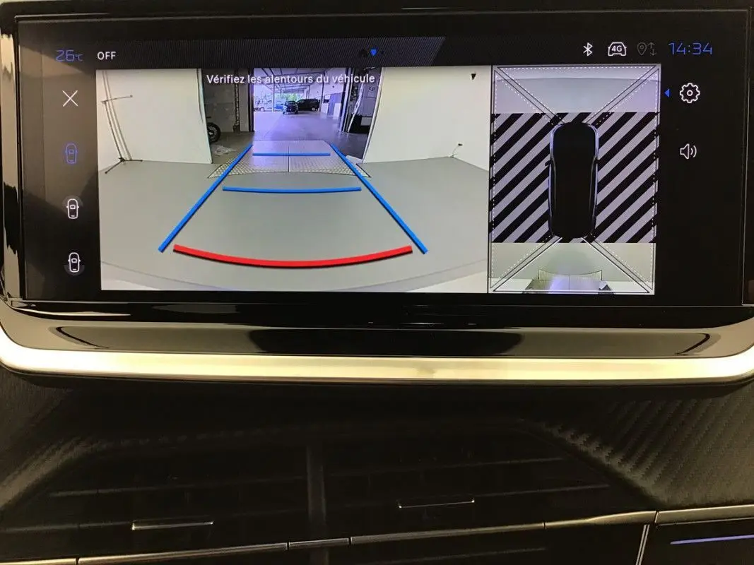 Écran multimédia du Peugeot 2008 Hybrid 145ch GT 2025 montrant la caméra de recul avec guidage et vue 360° intérieure.