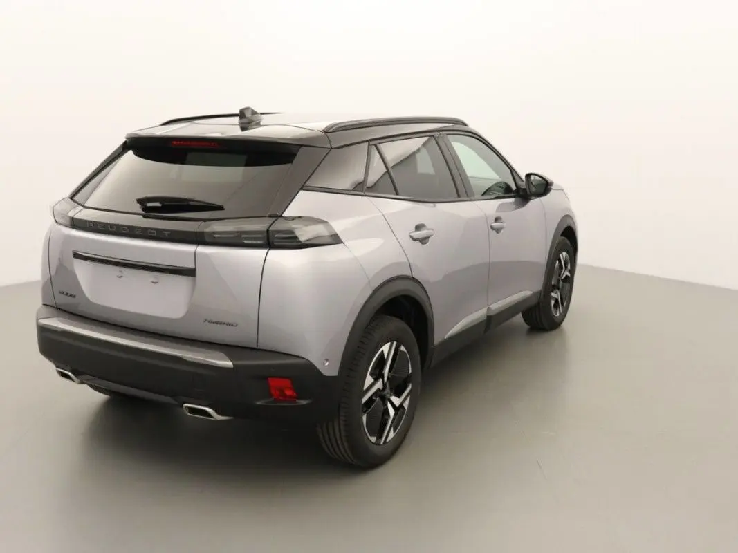 Vue 3/4 arrière droit du Peugeot 2008 Hybrid gris Artense avec toit noir et feux arrière LED distinctifs.