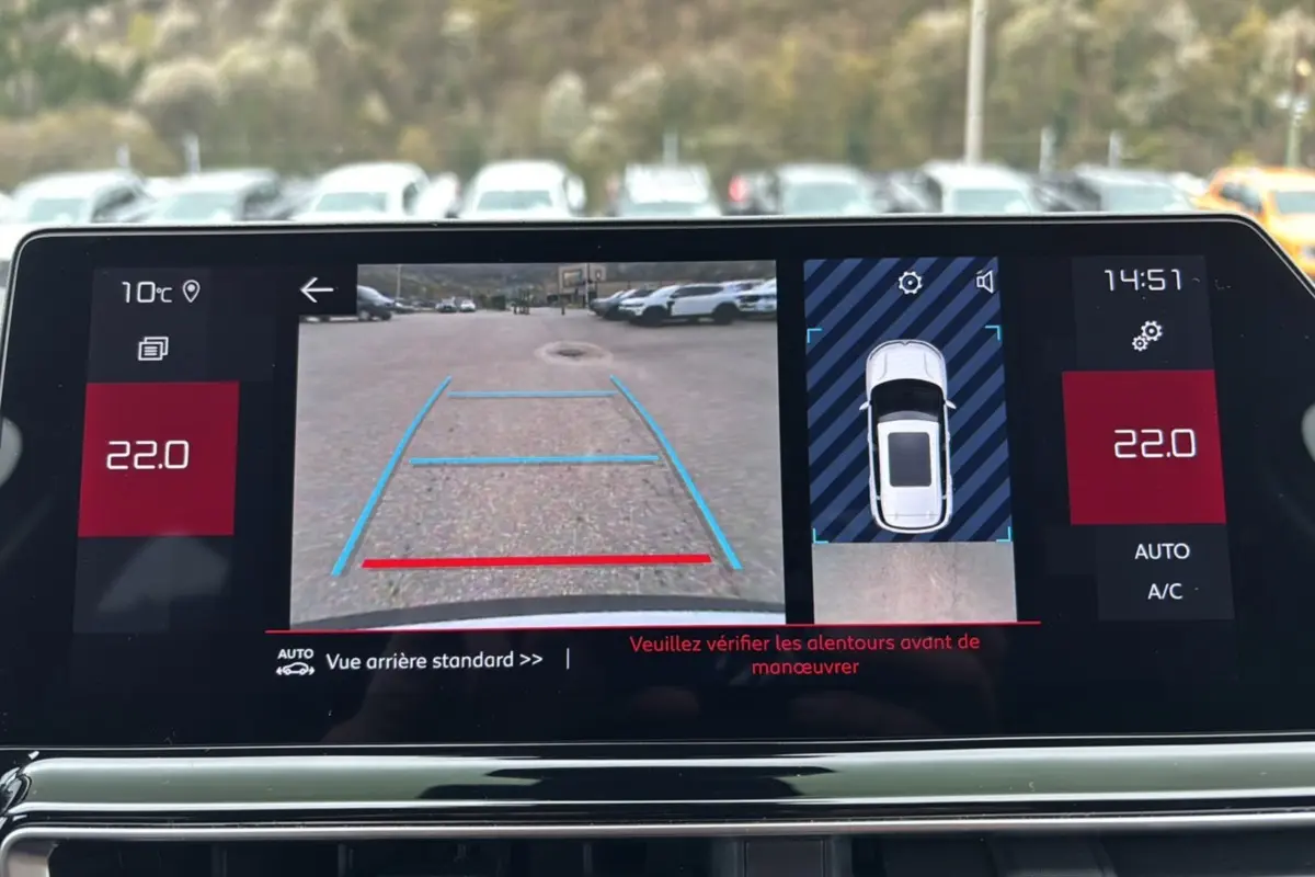 Écran intérieur affichant la caméra de recul et la vue 360° du Citroën C5 Aircross blanc okénite.