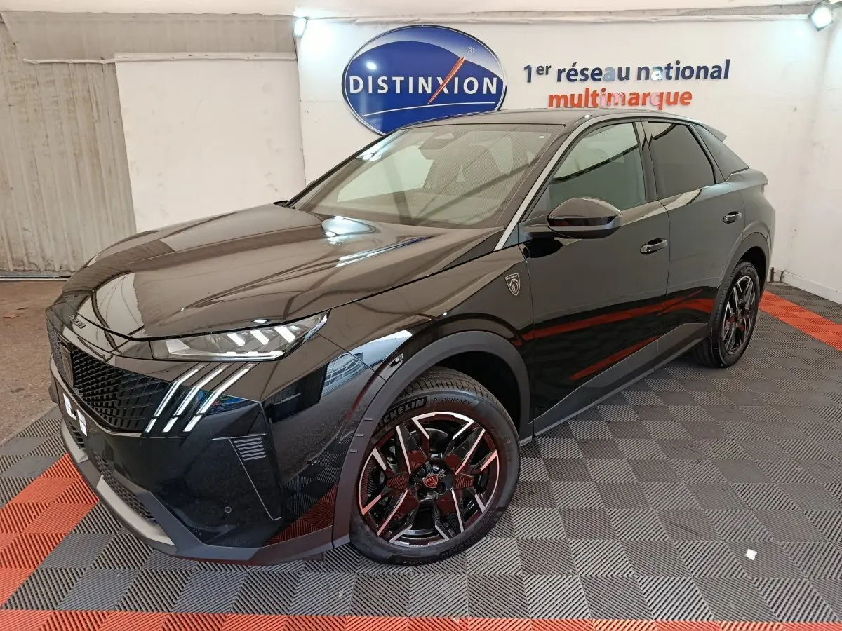 Vue 3/4 avant droit du Peugeot 3008 noir 2025 avec jantes noires et logo GT sur l'aile avant.