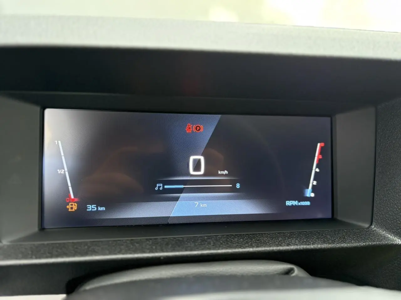 Combiné numérique 10'' HD couleur du Peugeot Expert Fourgon blanc, affichant vitesse, compte-tours et alertes.