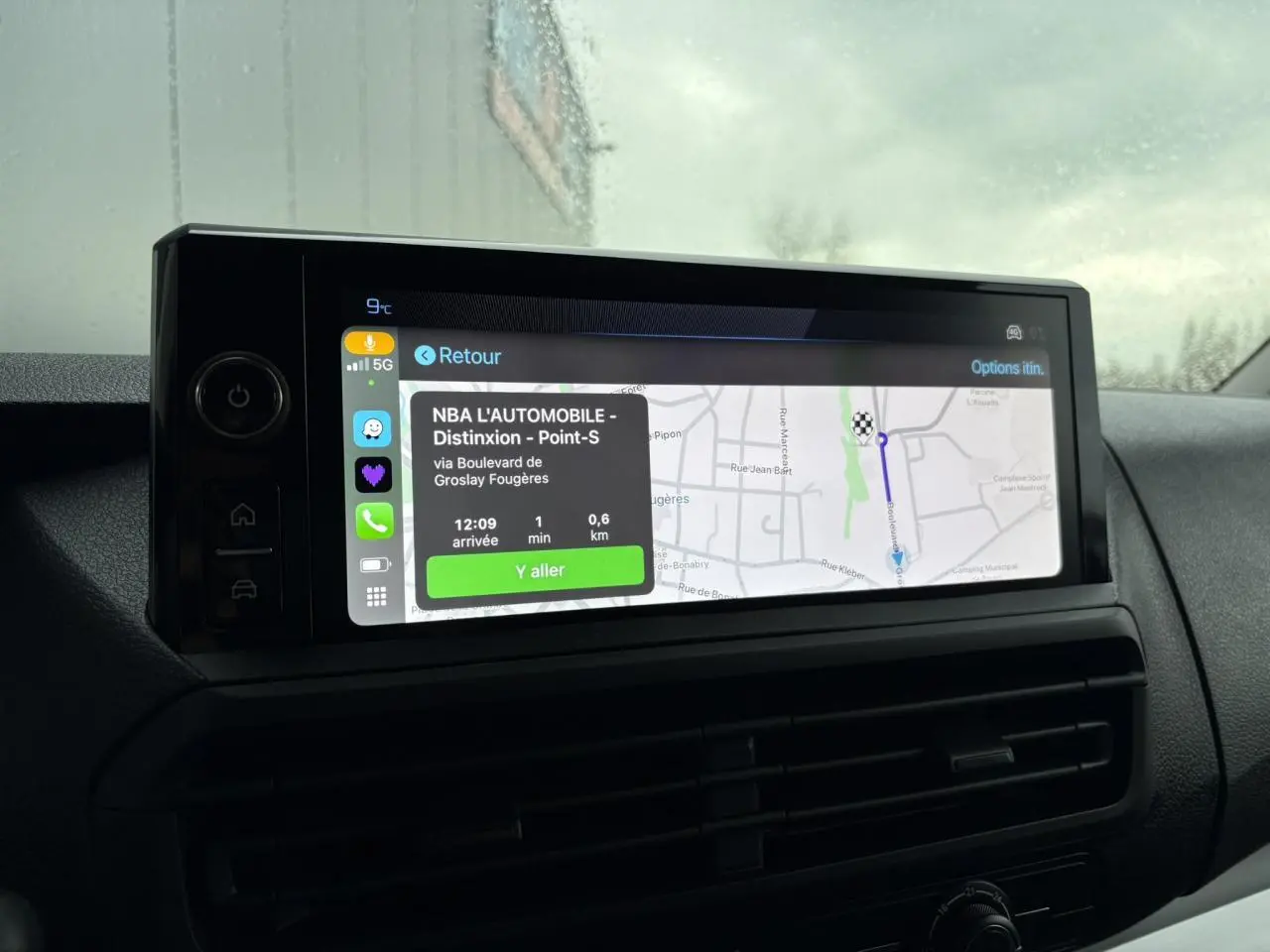 Écran tactile 10 pouces HD couleur du Peugeot Expert Fourgon blanc Icy affichant la navigation 3D connectée.