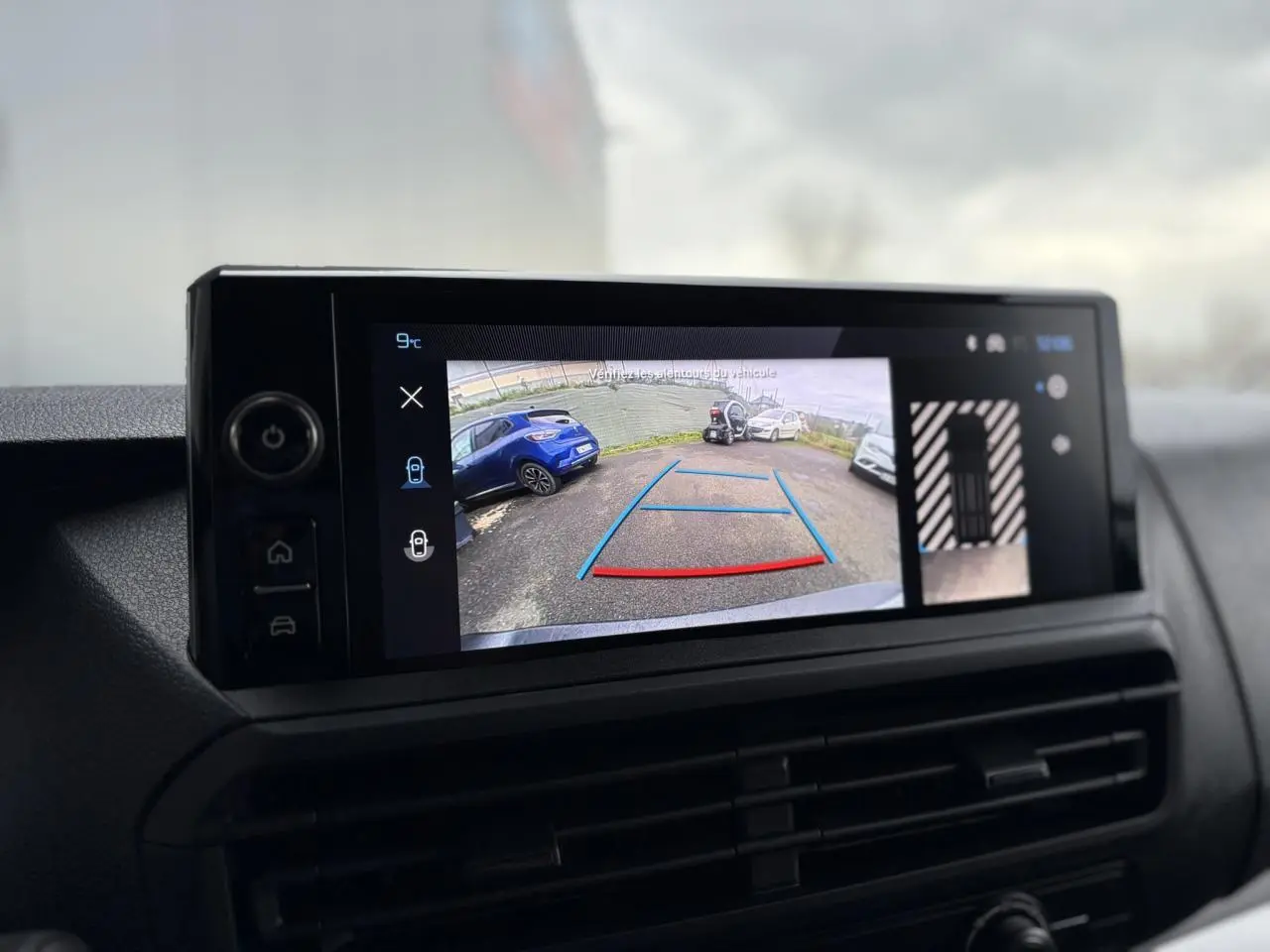 Écran tactile 10'' HD du Peugeot Expert Fourgon blanc montrant la caméra de recul et l'aide au stationnement.