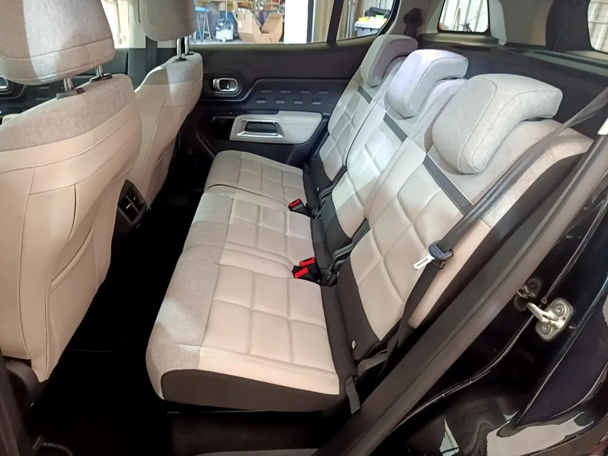 Vue intérieure côté droit des sièges arrière gris clair et tissu dans le Citroën C5 Aircross Hybrid noir.