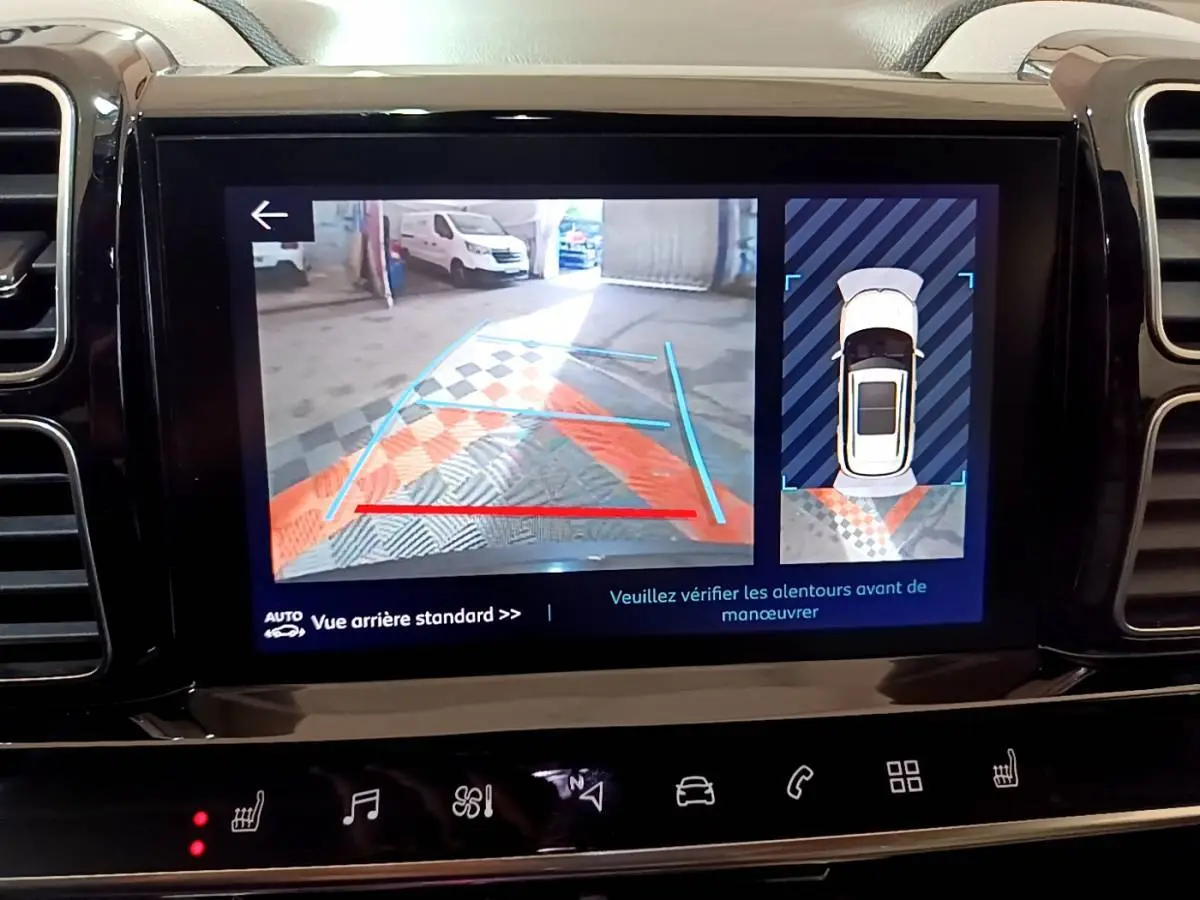 Écran tactile intérieur du Citroën C5 Aircross Hybrid noir montrant la caméra de recul avec guidage et vue 360° stationnement.