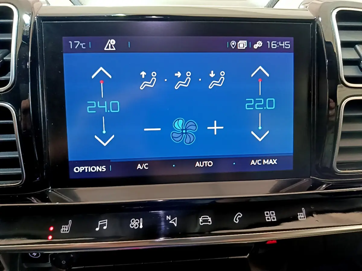 Écran tactile central bleu affichant la climatisation digitale du Citroën C5 Aircross Hybrid noir, vue intérieure frontale.