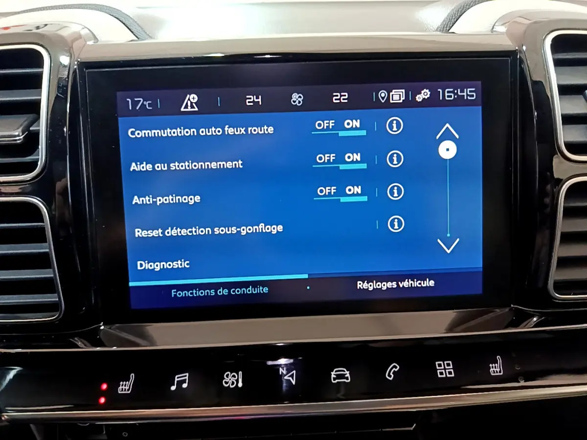 Écran tactile central du tableau de bord du Citroën C5 Aircross Hybrid 225 ë-EAT8 Shine, affichage des réglages de conduite.