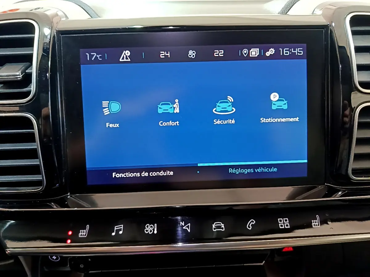 Écran tactile central du tableau de bord noir du Citroën C5 Aircross Hybrid 225 ë-EAT8 Shine, affichant les réglages de conduite.