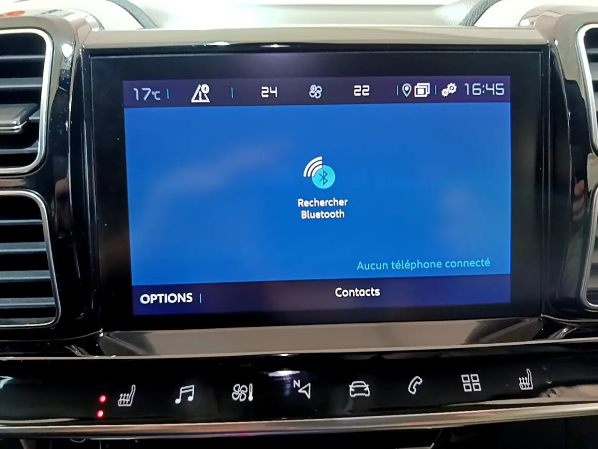 Écran tactile central affichant la recherche Bluetooth dans l’habitacle du Citroën C5 Aircross noir, vue de face.