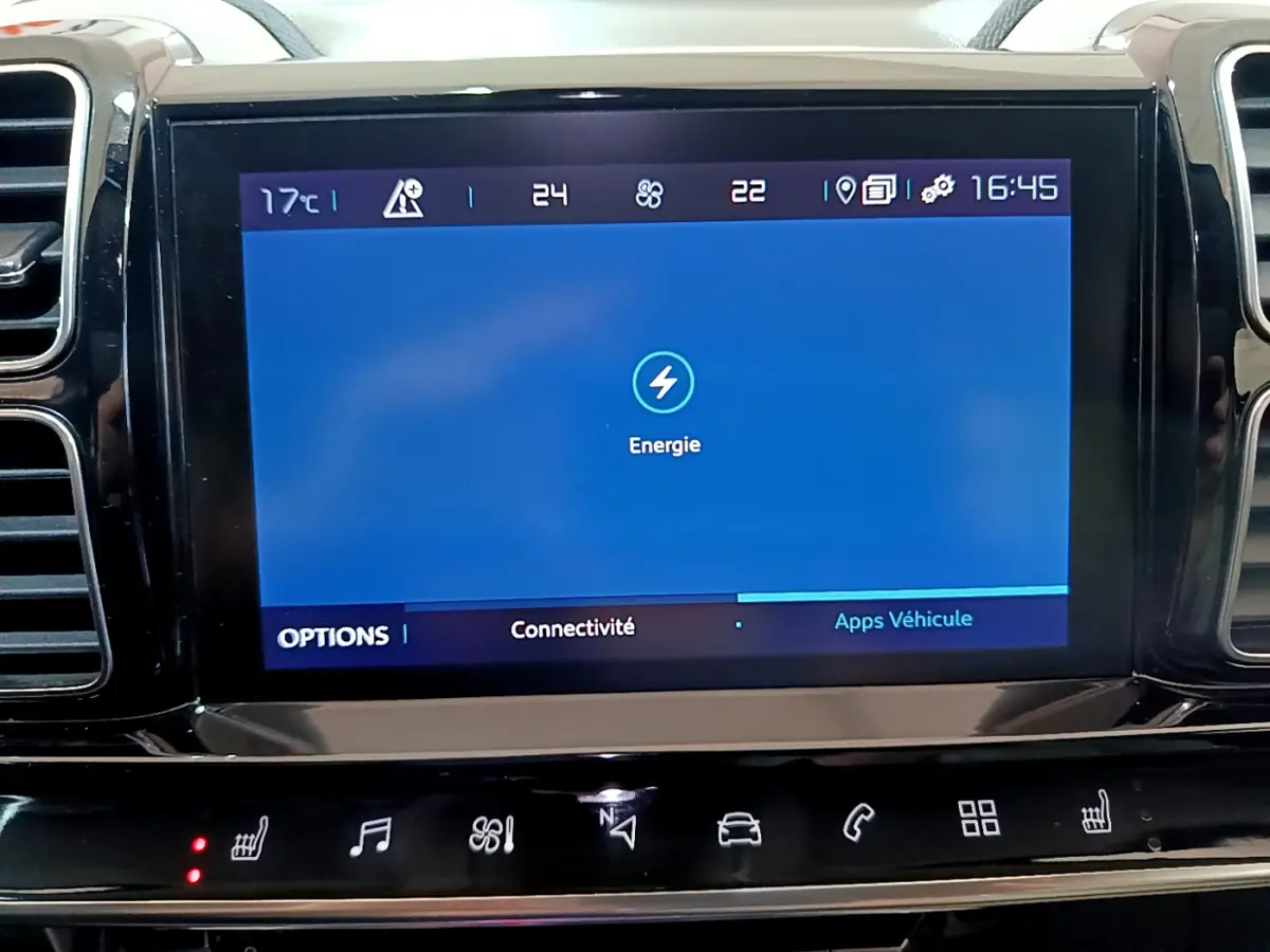 Écran tactile central affichant le menu énergie dans l’habitacle noir du Citroën C5 Aircross Hybrid 225 ë-EAT8 Shine.