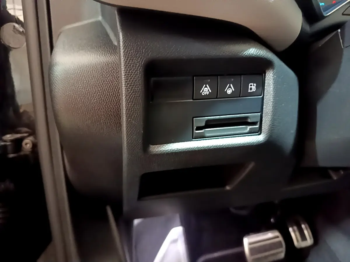 Vue rapprochée des commandes d’aide à la conduite situées à gauche du volant dans le Citroën C5 Aircross Hybrid noir.