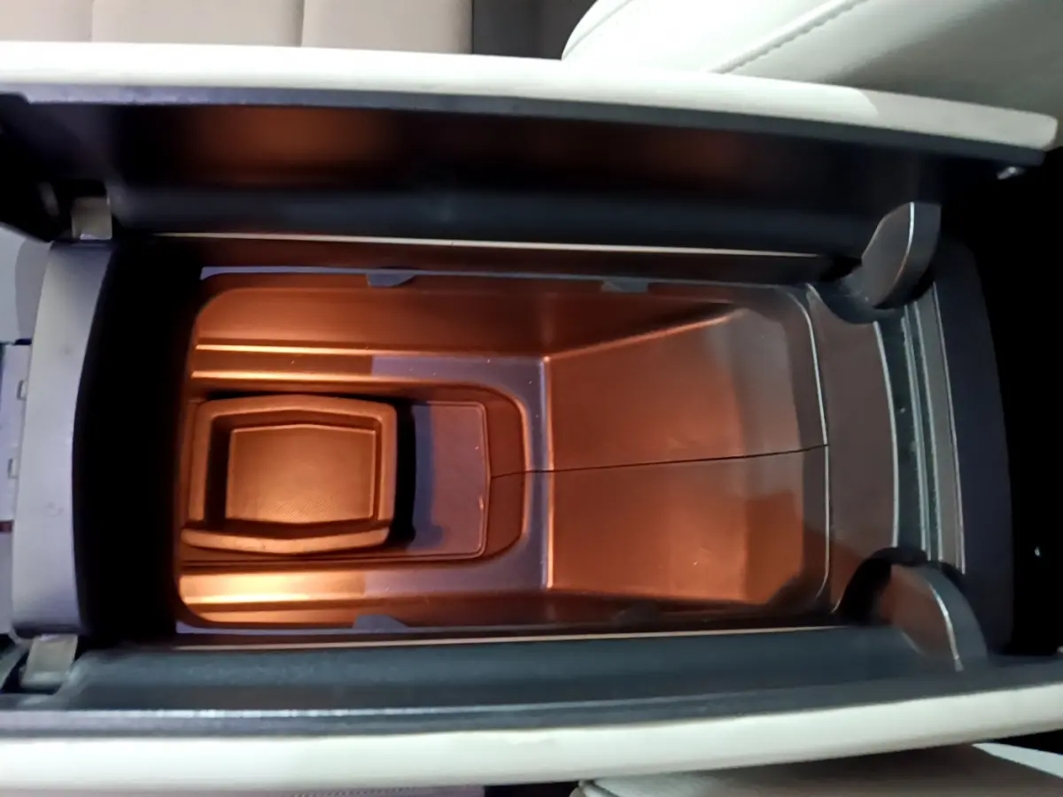 Vue plongeante sur le rangement central intérieur noir du Citroën C5 Aircross Hybrid 225 ë-EAT8 Shine.