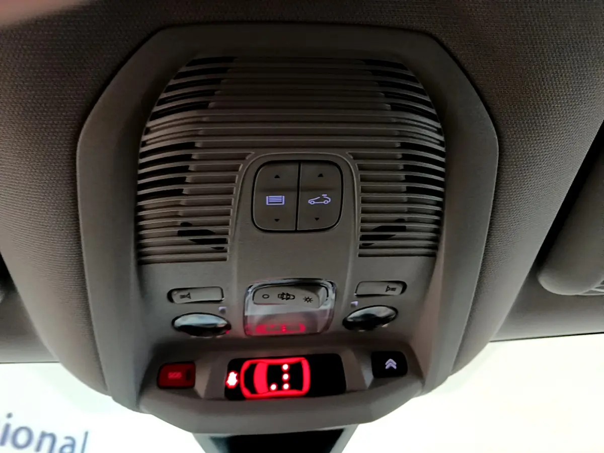 Vue en gros plan du plafonnier gris avec commandes lumineuses du Citroën C5 Aircross Hybrid 225 ë-EAT8 Shine noir.