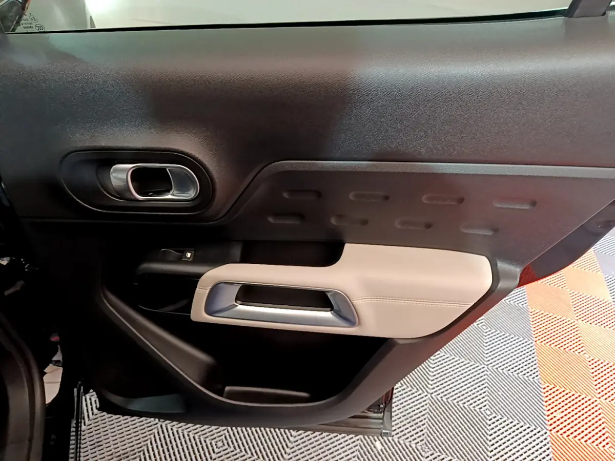 Vue intérieure du panneau de porte côté gauche noir et beige du Citroën C5 Aircross Hybrid 225 ë-EAT8 Shine 2021.