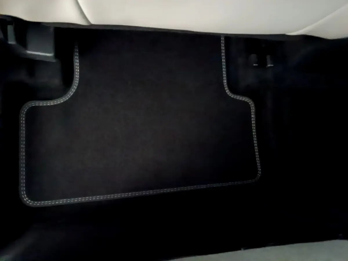 Tapis de sol noir avec surpiqûres blanches dans l'habitacle avant droit du Citroën C5 Aircross Hybrid 225 ë-EAT8 Shine 2021.