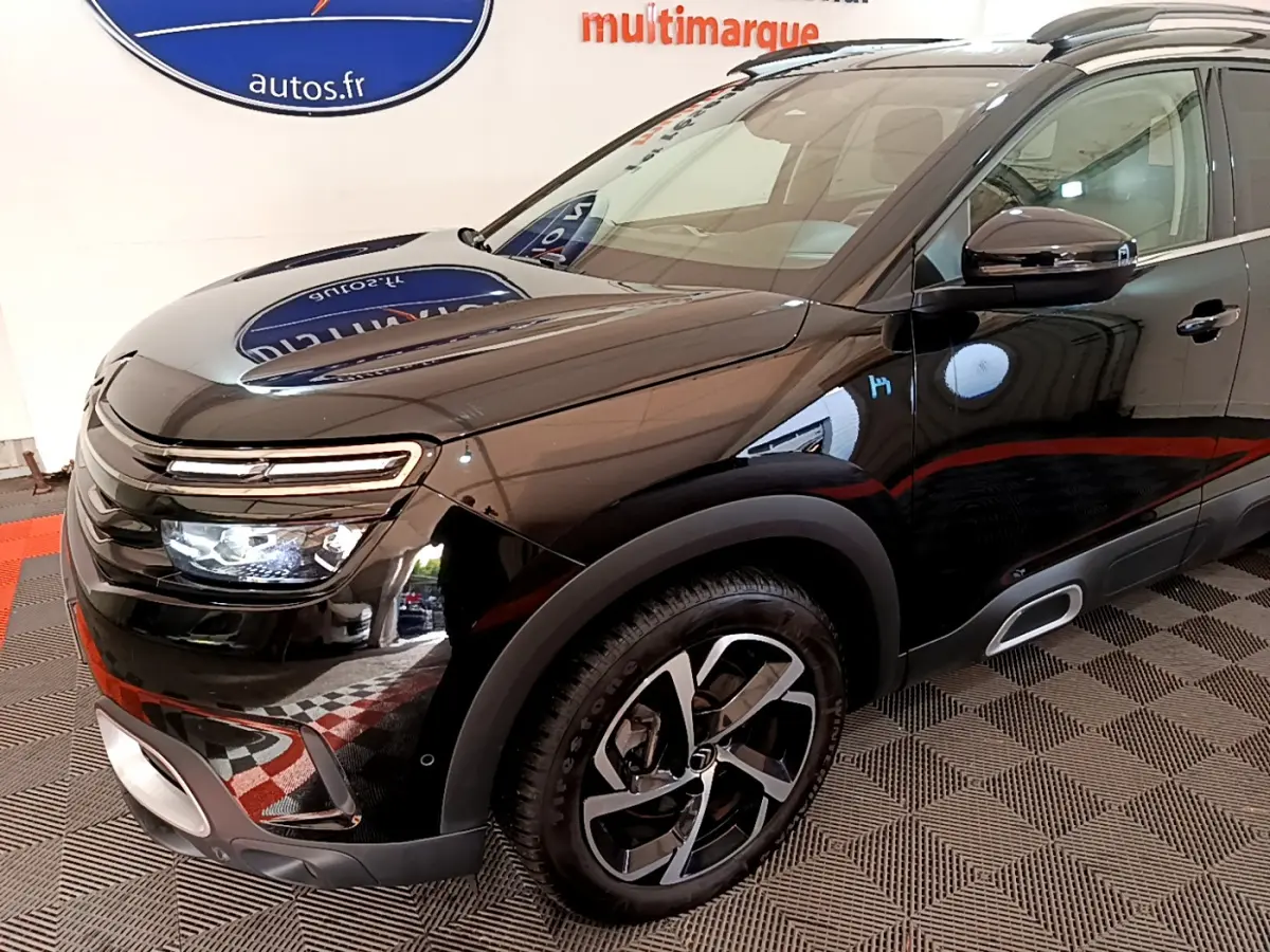 Vue 3/4 avant droit d’un Citroën C5 Aircross Hybrid noir avec phares LED et jantes alliage distinctives.