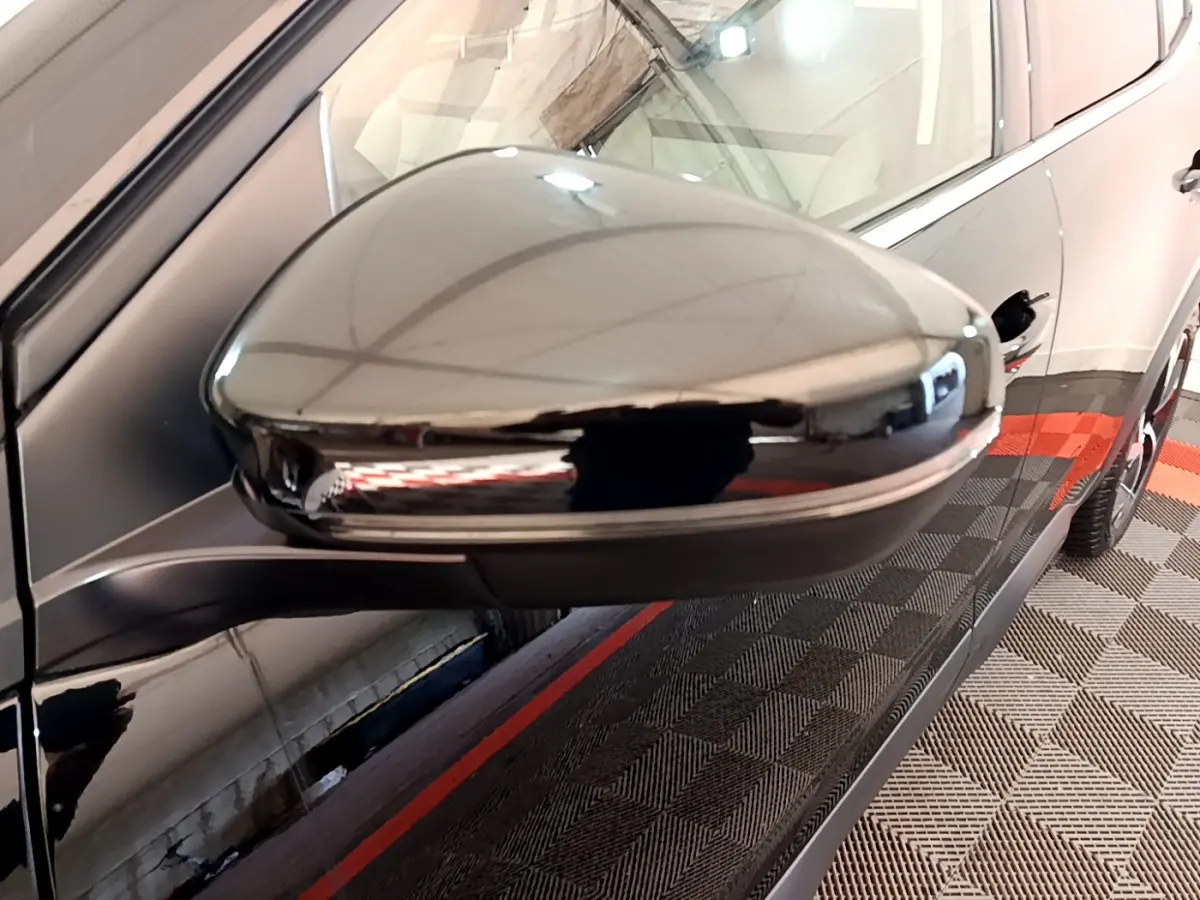 Rétroviseur droit noir brillant du Citroën C5 Aircross Hybrid 225 ë-EAT8 Shine, vue rapprochée côté conducteur.