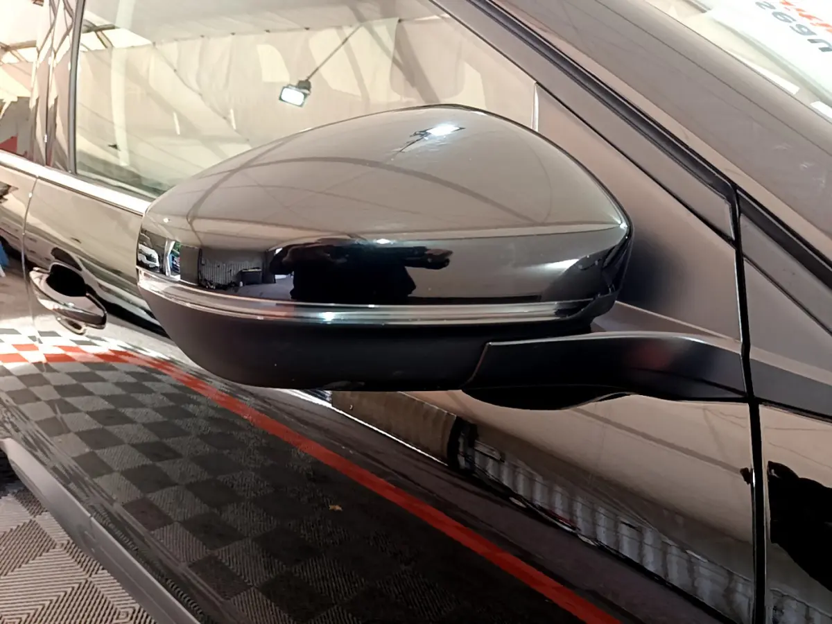 Rétroviseur latéral gauche noir brillant du Citroën C5 Aircross Hybrid 225 ë-EAT8 Shine, vue rapprochée.