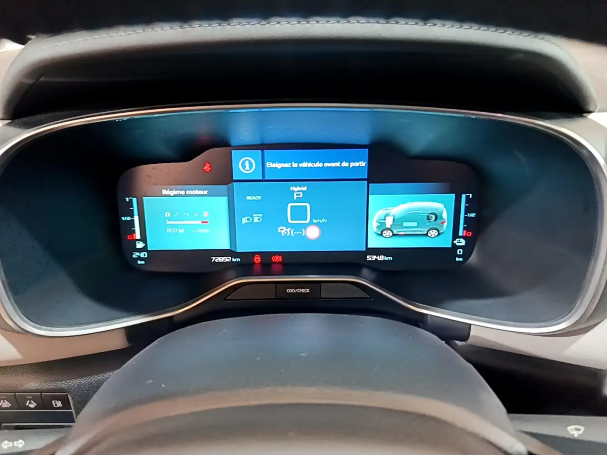 Tableau de bord numérique du Citroën C5 Aircross Hybrid 225 ë-EAT8 Shine, affichage bleu et informations hybrides.