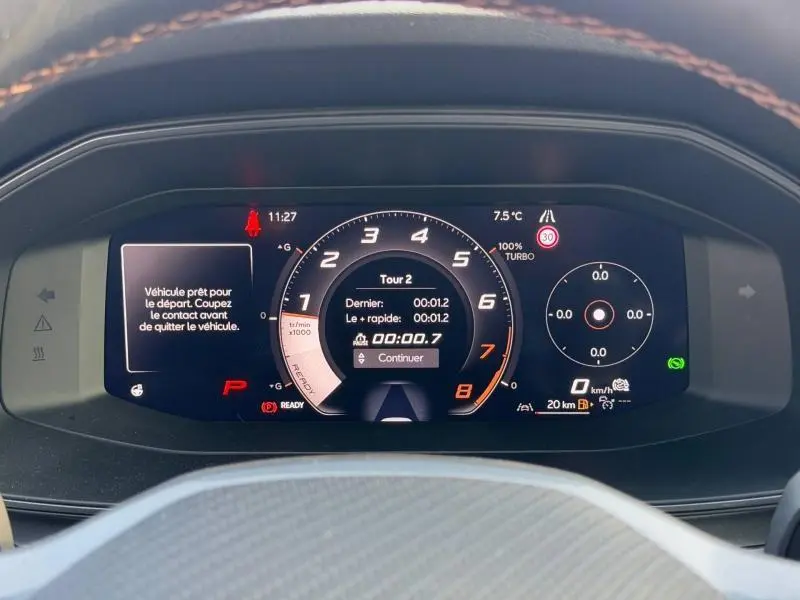 Tableau de bord numérique de la SEAT LEON 1.5 eTSI Hybrid 2025, affichage des compteurs et alertes au centre.