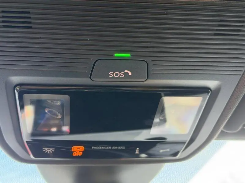 Vue rapprochée du plafonnier intérieur du SEAT LEON 2025 avec bouton SOS et témoin airbag passager désactivé.