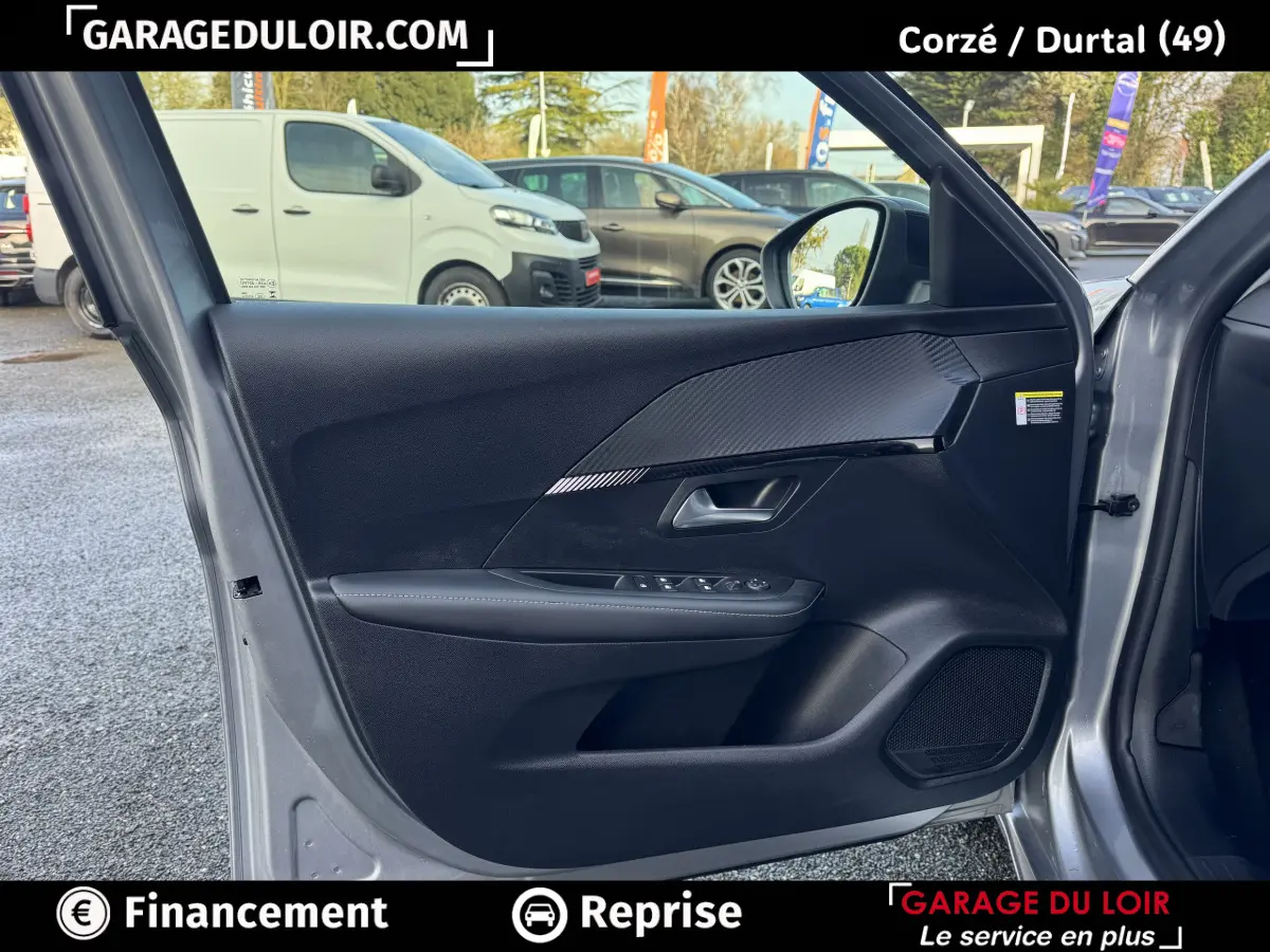 Vue intérieure de la porte avant droite gris clair de la Peugeot 208 Hybrid 110 e-DCS6 Allure avec garniture noire et inserts carbone.