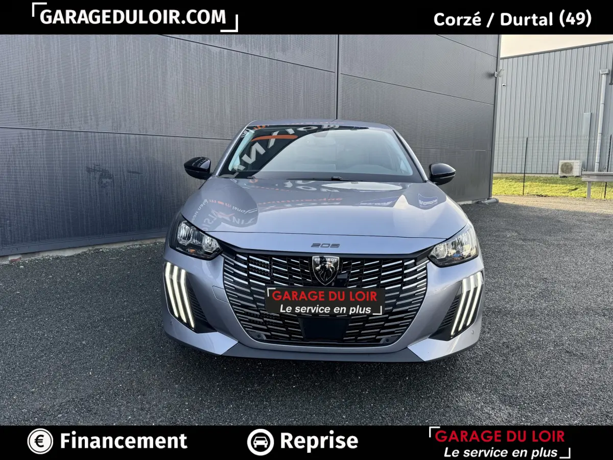 Vue avant frontale d'une Peugeot 208 Hybrid gris clair avec calandre noire et feux LED verticaux allumés.