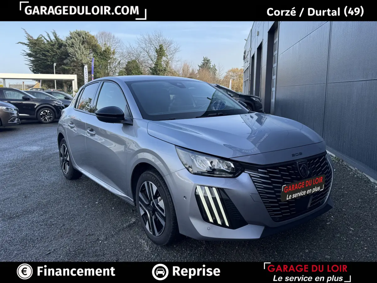 Peugeot 208 Hybrid gris clair vue 3/4 avant droit, avec feux LED verticaux et calandre noire distinctive.