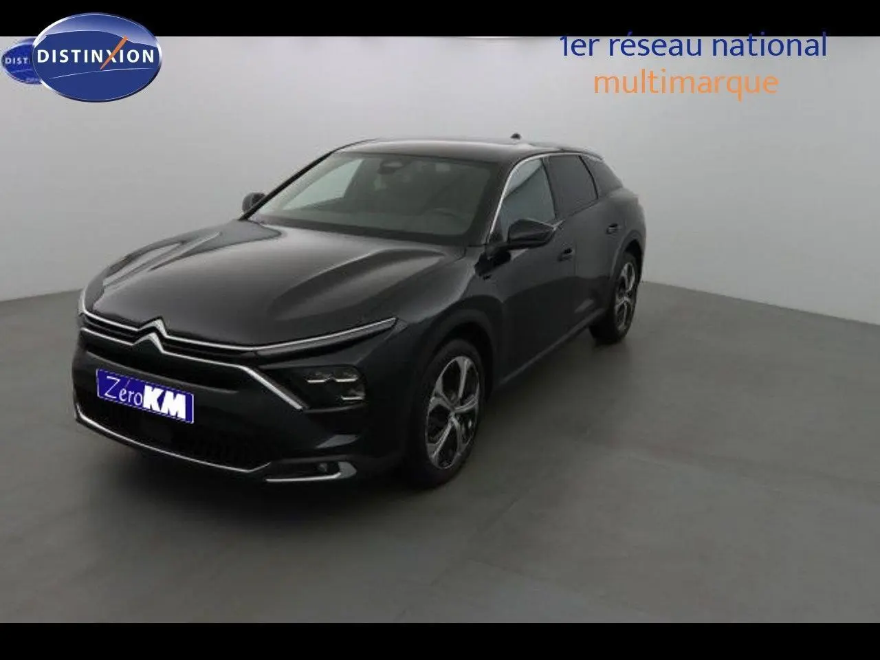 Citroën C5 X noir métal vue 3/4 avant droit dans un studio, soulignant ses lignes modernes et ses jantes alliage.