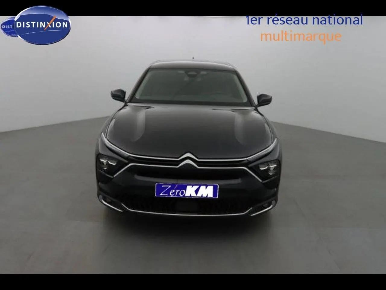 Citroën C5 X noir métal vue de face dans un studio, mettant en valeur ses phares LED et la calandre distinctive.