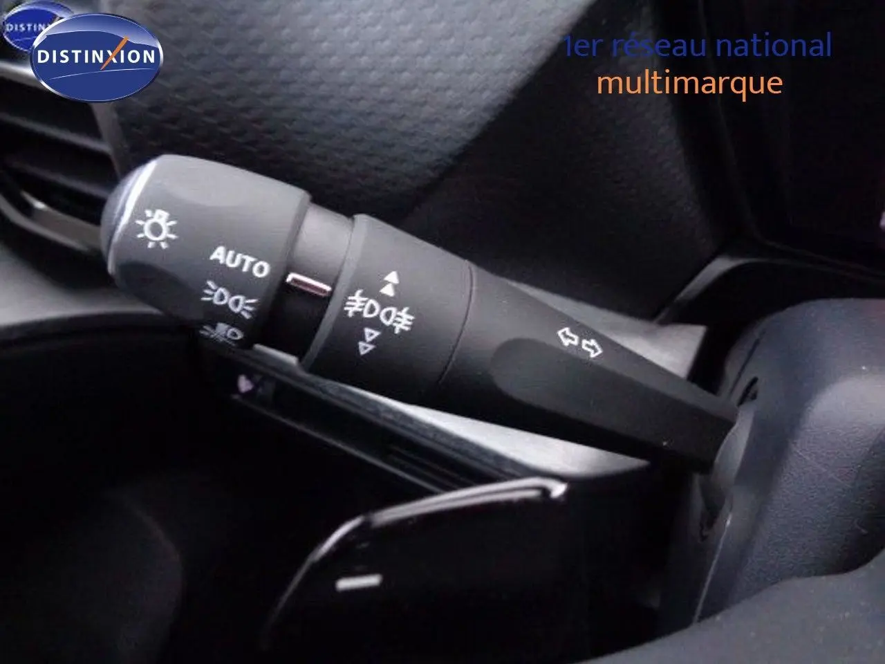 Gros plan sur la commande des feux et clignotants du Citroën C5 X noir métal, version essence 2022.