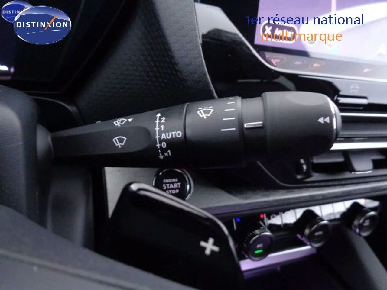 Gros plan sur la commande d’essuie-glace et le bouton start du tableau de bord intérieur d’une Citroën C5 X noir métal 2022.