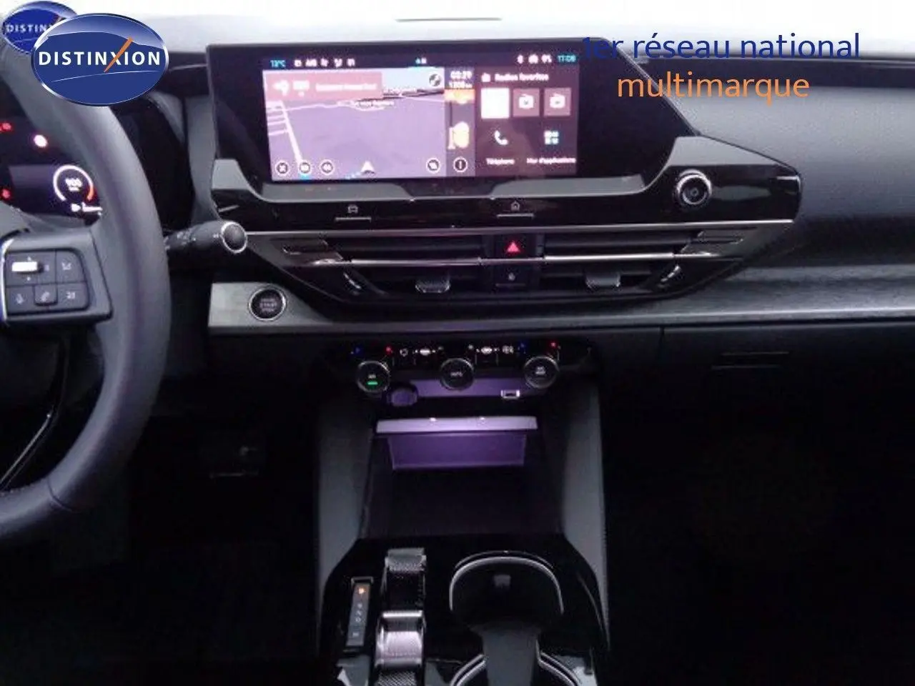 Intérieur du Citroën C5 X 2022 en noir, vue sur le tableau de bord avec écran tactile et commandes de climatisation.