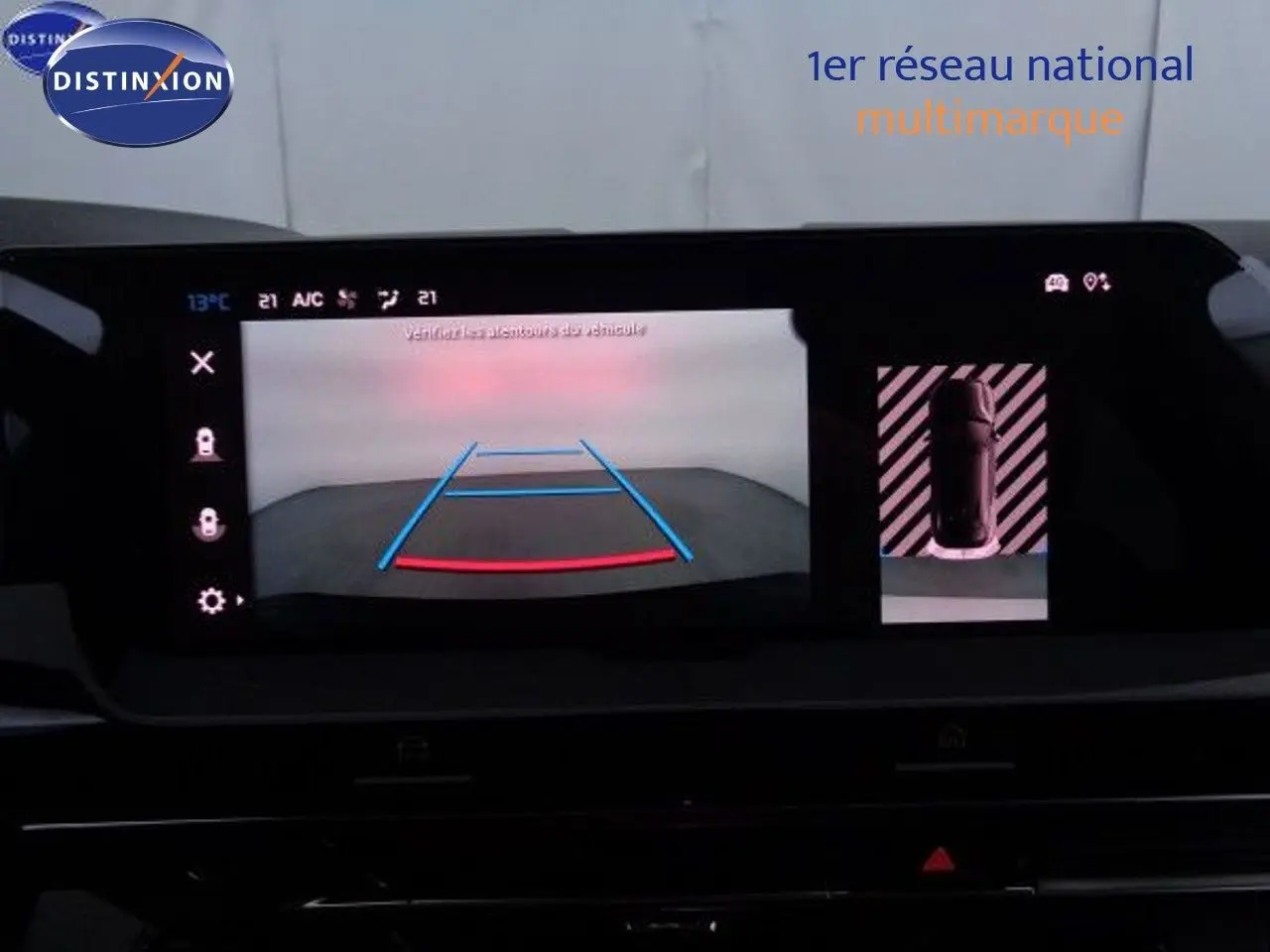 Écran central de la Citroën C5 X noir métal 2022 montrant la caméra de recul et l'affichage 360° du véhicule en stationnement.