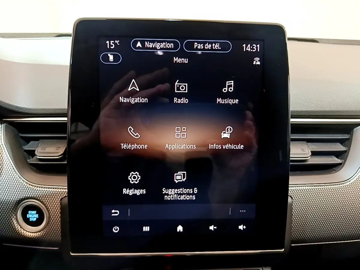 Écran tactile central 23,6 cm du tableau de bord Renault Arkana Techno E-Tech bleu, avec menu navigation et multimédia.
